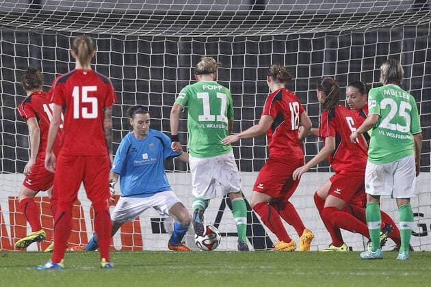12.11.2014, Volkswagen Arena, Wolfsburg, Frauenfussball, Champions-League, Achtelfinale, Rückspiel, VfL Wolfsburg (GER) vs SV Neulengbach (A), im Bild Milena Vukovic (21, SV Neulengbach, li.) kann das 2:0 für Wolfsburg durch Alexandra Popp (11, VfL Wolfsburg) nicht verhindern VfL Wolfsburg vs SV Neulengbach