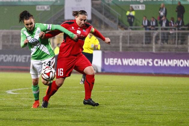 12.11.2014, Volkswagen Arena, Wolfsburg, Frauenfussball, Champions-League, Achtelfinale, Rückspiel, VfL Wolfsburg (GER) vs SV Neulengbach (A), im Bild Lina Magull (14, VfL Wolfsburg, li.) im Zweikampf mit Natascha Celouch (16, SV Neulengbach) VfL Wolfsburg vs SV Neulengbach
