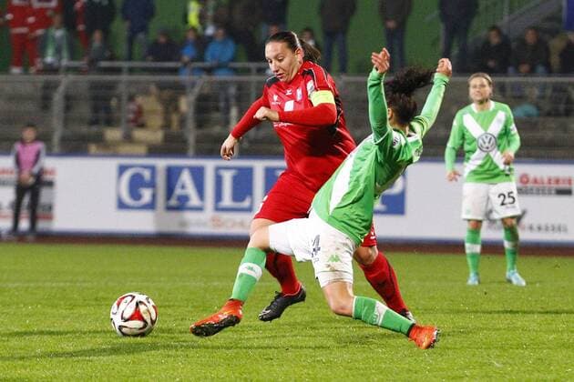 12.11.2014, Volkswagen Arena, Wolfsburg, Frauenfussball, Champions-League, Achtelfinale, Rückspiel, VfL Wolfsburg (GER) vs SV Neulengbach (A), im Bild Natascha Celouch (16, SV Neulengbach, li.) im Zweikampf mit Lina Magull (14, VfL Wolfsburg) VfL Wolfsburg vs SV Neulengbach