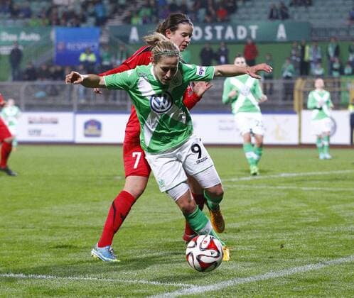 12.11.2014, Volkswagen Arena, Wolfsburg, Frauenfussball, Champions-League, Achtelfinale, Rückspiel, VfL Wolfsburg (GER) vs SV Neulengbach (A), im Bild Alexandra Biroova (7, SV Neulengbach, li.) im Zweikampf mit Anna Blaesse (9, VfL Wolfsburg) VfL Wolfsburg vs SV Neulengbach