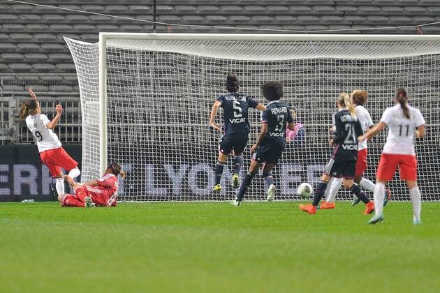 Sarah Bouhaddi (lyon) vs Fatmire Alushi (psg) Olympique Lyon - PSG Paris Saint Germain - 12 11 2014 FredericChambertxPanoramic 