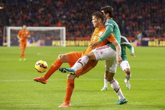 (L-R) Klaas-Jan Huntelaar of Holland, Oswaldo Alanis Pantoja of Mexico during the International friendly match between Netherlands and Mexico on November 12, 2014 at the Amsterdam Arena in Amsterdam, The Netherlands. Netherlands v Mexico International Friendly 2014 2015 xVIxxIVx 3267507