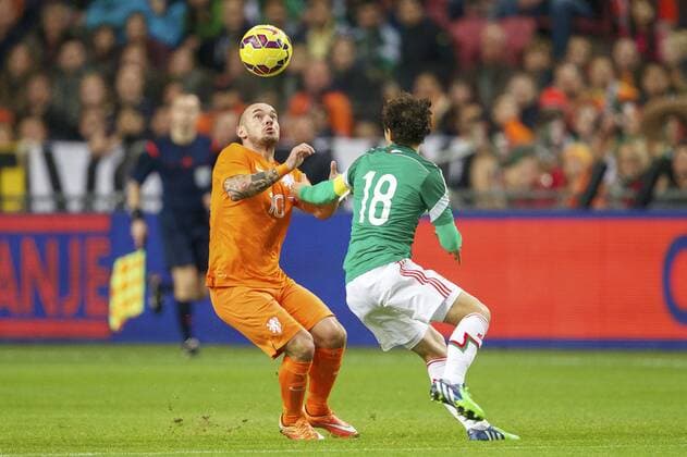 (L-R) Wesley Sneijder of Holland, Andres Guardado of Mexico during the International friendly match between Netherlands and Mexico on November 12, 2014 at the Amsterdam Arena in Amsterdam, The Netherlands. Netherlands v Mexico International Friendly 2014 2015 xVIxxIVx 3267508