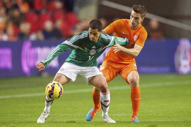 (L-R) Javier Hernandez Chicharito of Mexico, Joel Veltman of Holland during the International friendly match between Netherlands and Mexico on November 12, 2014 at the Amsterdam Arena in Amsterdam, The Netherlands. Netherlands v Mexico International Friendly 2014 2015 xVIxxIVx 3267514