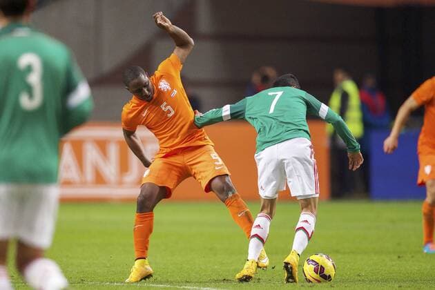 (L-R) Jetro Willems of Holland, Jesus Manuel Corona of Mexico during the International friendly match between Netherlands and Mexico on November 12, 2014 at the Amsterdam Arena in Amsterdam, The Netherlands. Netherlands v Mexico International Friendly 2014 2015 xVIxxIVx 3267923