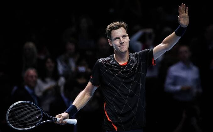 LONDON, Nov. 12, 2014 -- Tomas Berdych of the Czech Republic gestures to the audience after the ATP Tennis Herren World Tour Finals Group match in London, Britain, on Nov. 12, 2014. TangxShi 