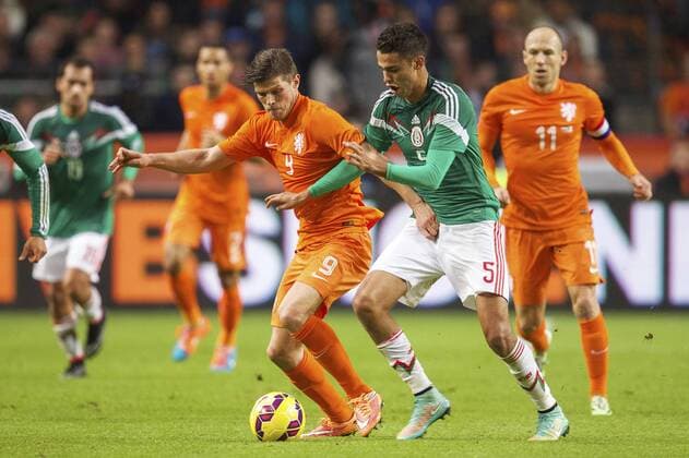 (L-R) Klaas-Jan Huntelaar of Holland, Diego Reyes of Mexico during the International friendly match between Netherlands and Mexico on November 12, 2014 at the Amsterdam Arena in Amsterdam, The Netherlands. Netherlands v Mexico International Friendly 2014 2015 xVIxxIVx 3268725