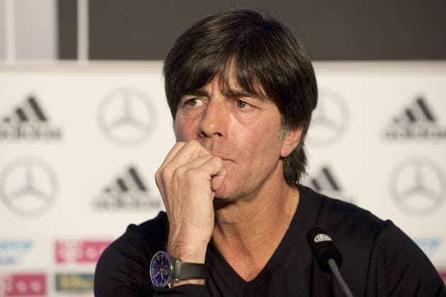 Deutschland Pressekonferenz --- Fussball --- International --- 13.11.2014 Joachim Jogi Löw, Loew (Trainer Deutschland), nachdenklich, Mimik, Gestik, Einzelbild, halbe Figur, Querformat