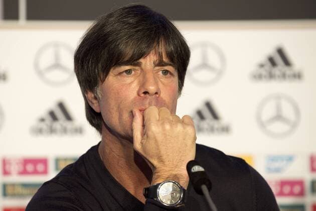 Deutschland Pressekonferenz --- Fussball --- International --- 13.11.2014 Joachim Jogi Löw, Loew (Trainer Deutschland), nachdenklich, Mimik, Gestik, Einzelbild, halbe Figur, Querformat