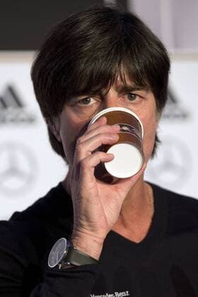 Deutschland Pressekonferenz --- Fussball --- International --- 13.11.2014 Joachim Jogi Löw, Loew (Trainer Deutschland), trinkt aus einem Kaffeebecher, Einzelbild, halbe Figur, Hochformat