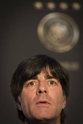 Deutschland Pressekonferenz --- Fussball --- International --- 13.11.2014 Joachim Jogi Löw, Loew (Trainer Deutschland), im Hintergrund das Logo, Wappen des DFB und die vier Sterne, Portrait, Hochformat