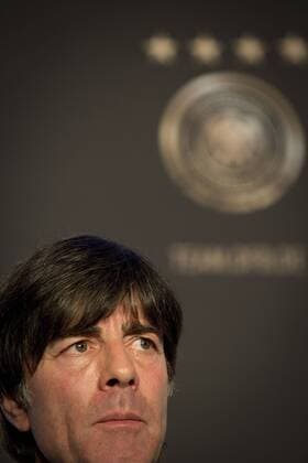 Deutschland Pressekonferenz --- Fussball --- International --- 13.11.2014 Joachim Jogi Löw, Loew (Trainer Deutschland), im Hintergrund das Logo, Wappen des DFB und die vier Sterne, Portrait, Hochformat