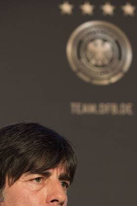 Deutschland Pressekonferenz --- Fussball --- International --- 13.11.2014 Joachim Jogi Löw, Loew (Trainer Deutschland), im Hintergrund das Logo, Wappen des DFB und die vier Sterne, Portrait, Hochformat
