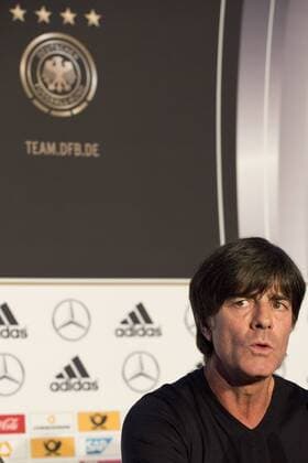 Deutschland Pressekonferenz --- Fussball --- International --- 13.11.2014 Joachim Jogi Löw, Loew (Trainer Deutschland), im Hintergrund das Logo, Wappen des DFB und die vier Sterne, Einzelbild, halbe Figur, Hochformat