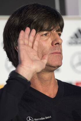 Deutschland Pressekonferenz --- Fussball --- International --- 13.11.2014 Joachim Jogi Löw, Loew (Trainer Deutschland), Gestik, Einzelbild, halbe Figur, Hochformat