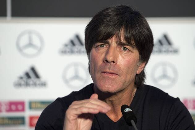 Deutschland Pressekonferenz --- Fussball --- International --- 13.11.2014 Joachim Jogi Löw, Loew (Trainer Deutschland), Mimik, Gestik, Einzelbild, halbe Figur, Querformat