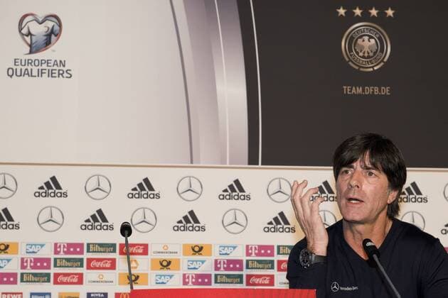 Deutschland Pressekonferenz --- Fussball --- International --- 13.11.2014 Joachim Jogi Löw, Loew (Trainer Deutschland), im Hintergrund das Logo, Wappen des DFB und die vier Sterne sowie der Schriftzug European Qualifiers, Gestik, Einzelbild, halbe Figur, Querformat