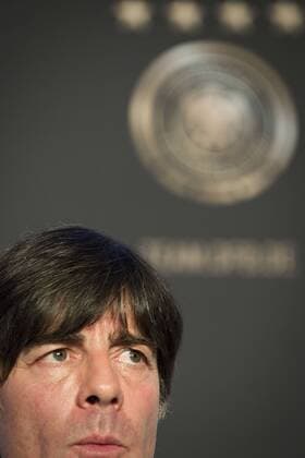 Deutschland Pressekonferenz --- Fussball --- International --- 13.11.2014 Joachim Jogi Löw, Loew (Trainer Deutschland), im Hintergrund das Logo, Wappen des DFB und die vier Sterne, Portrait, Hochformat, Highlight