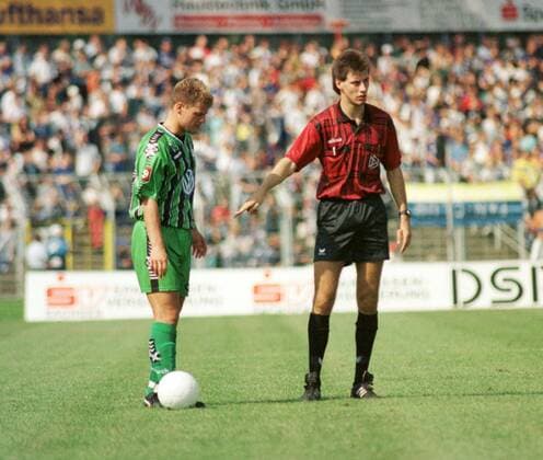 Leipzig,18.08.96, Bruno-Plache Stadion, Fußball, 2. Bundesliga , VFB LEIPZIG vs. VFL WOLFSBURG 0:2 (0:1) , Im Bild: Matthias Mauksch (li., Wolfsburg) und Schiedsrichter Wolfgang Stark. ,