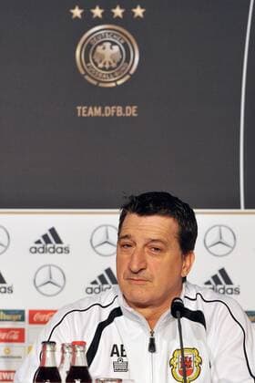 Gibraltar Pressekonferenz --- Fussball --- International --- 13.11.2014 Allen Bula (Trainer Gibraltar), im Hintergrund das Wappen, Logo des DFB, Einzelbild, halbe Figur