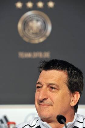 Gibraltar Pressekonferenz --- Fussball --- International --- 13.11.2014 Allen Bula (Trainer Gibraltar), im Hintergrund das Wappen, Logo des DFB, Freude, Portrait