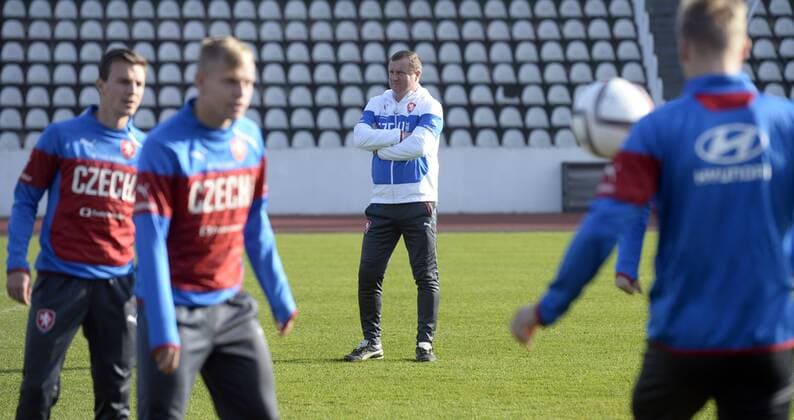 Czech national soccer team is seen during a training prior to the qualification match against Iceland for the European Championships in Prague, Czech Republic, November 14, 2014. Pictured centre coach Pavel Vrba. (CTKxPhoto MichalxKrumphanzl) CTKPhotoOF201411140610501  kru 5