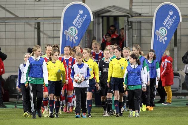 Fussball, Allianz Frauen-Bundesliga, FC Bayern München - Herforder SV, v.li.: die Teams, die Mannschaften von München und Herford laufen ein xmrx