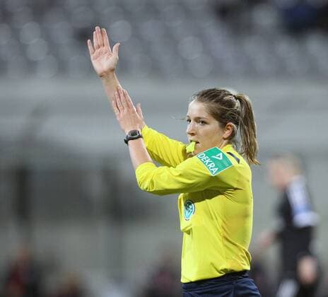 Fussball, Allianz Frauen-Bundesliga, FC Bayern München - Herforder SV, v.li.: Schiedsrichterin Karoline Wacker gibt Anweisungen, gestikuliert, mit den Armen gestikulieren, gives instructions, gesticulate xmrx