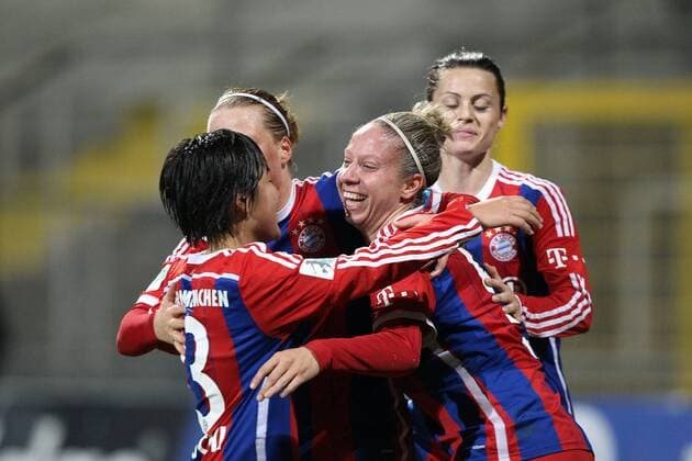 Fussball, Allianz Frauen-Bundesliga, FC Bayern München - Herforder SV, v.li.: vorne Mana Iwabuchi (FC Bayern München Damen), rechts lachend Caroline Abbe (FC Bayern München Damen) mit Torjubel, celebrate the goal, goal celebration, Jubel über das Tor 4:0 xmrx