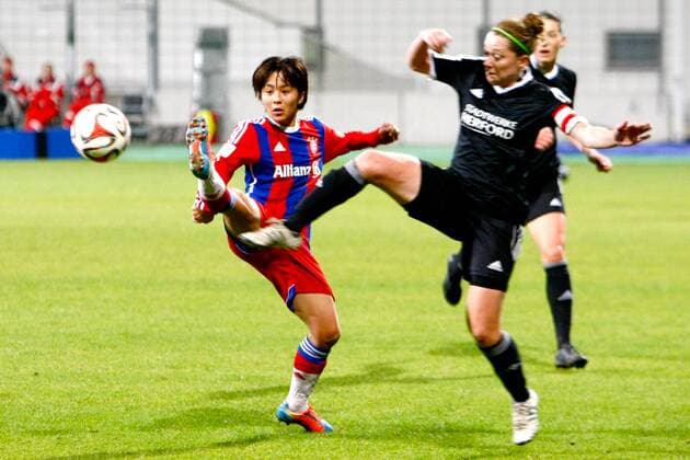 GER, FFBL, FC Bayern Muenchen vs Herforder SV 14.11.2014, Gruenwalder Stadion, Muenchen, GER, FFBL, FC Bayern Muenchen vs. Herforder SV , im Bild der Zweikampf zwischenMana Iwabuchi (Bayern 13) und Lena Hackmann (Herforder SV 18) nphxRMG