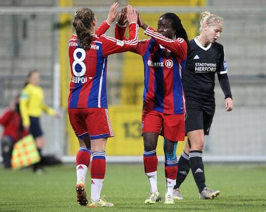 Fussball, Allianz Frauen-Bundesliga, FC Bayern München - Herforder SV, v.li.: Melanie Leupolz (FC Bayern München Damen) und Eunice Beckmann (FC Bayern München Damen) mit Torjubel, celebrate the goal, goal celebration, Jubel über das Tor 6:0, hinten Lena Wermelt (Herforder SV) enttäuscht schauend, Enttäuschung, disappointed xmrx