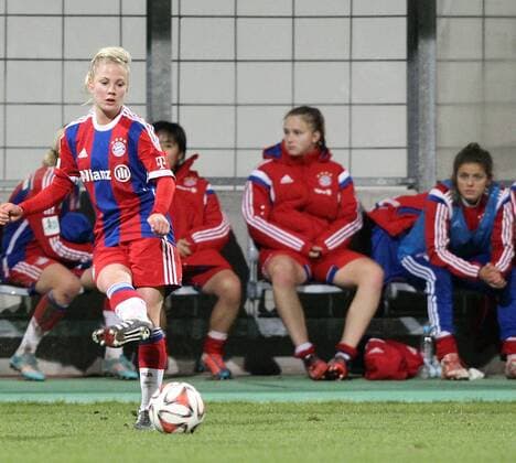 Fussball, Allianz Frauen-Bundesliga, FC Bayern München - Herforder SV, v.li.: Comeback von Leonie Maier (FC Bayern München Damen) xmrx