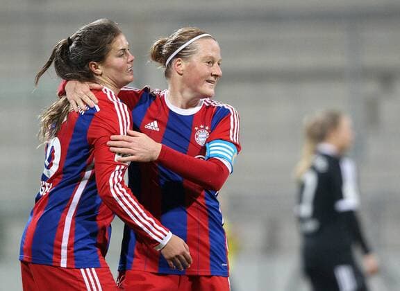 Fussball, Allianz Frauen-Bundesliga, FC Bayern München - Herforder SV, v.li.: Katherine Kathy Stengel (FC Bayern München Damen) mit Torjubel, celebrate the goal, goal celebration, Jubel über das Tor 7:0, mit Melanie Behringer (FC Bayern München Damen) xmrx
