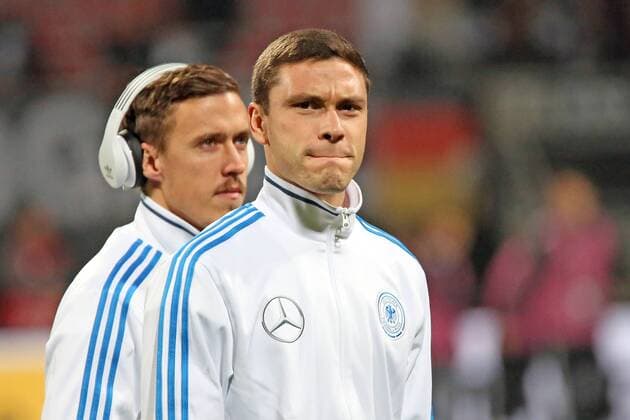 Debütant Jonas Hector (D) verschafft sich einen ersten Eindruck vom Stadion, Max Kruse dabei - Deutschland vs. Gibraltar, Grundig Arena Nürnberg, EM-Qualifikation