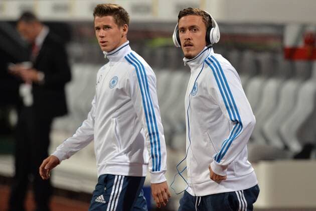 Deutschland vs. Gibraltar --- Fussball --- International --- 14.11.2014 Erik Durm (Deutschland), links, und Max Kruse (Deutschland), mit Kopfhörern, Kopfhörern von Adidas, halbe Figur