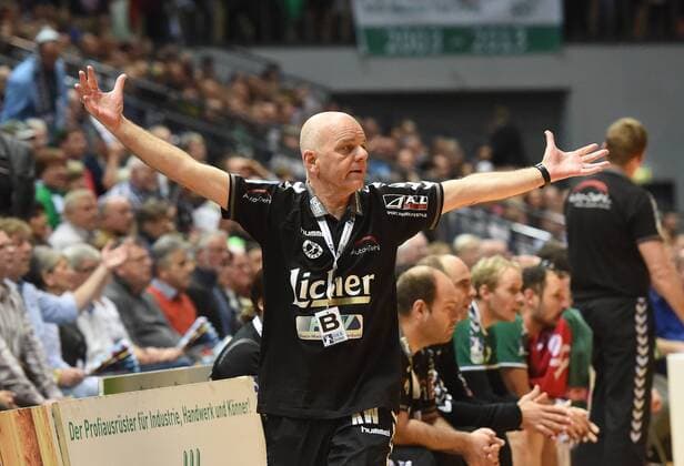 15.11.2014, xjhx, Handball HBL, HSG Wetzlar - Bergischer HC, v.l.Trainer Kai Wandschneider (HSG Wetzlar) gibt Anweisungen, gestikuliert, mit den Armen gestikulieren gives instructions, gesticulate.