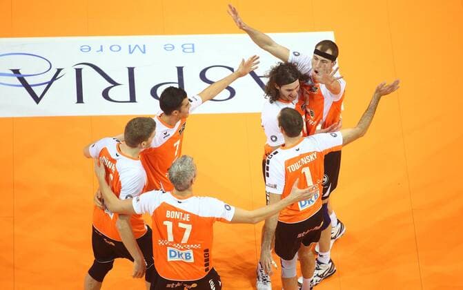Berlin, Deutschland, 15.11.2014: 1. Volleyball Bundesliga Männer Maenner Saison 2014 2015 - BR Volleys - TSV Herrsching. Das Team der BR Volleys jubelt: v.l. Christian Dünnes Duennes (BR Volleys 16), Rob Bontje (BR Volleys 17), Kawika Shoji (BR Volleys 7), Scott Joseph Touzinsky (BR Volleys 1), Francesco De Marchi (BR Volleys 18), Felix Fischer (BR Volleys 6)