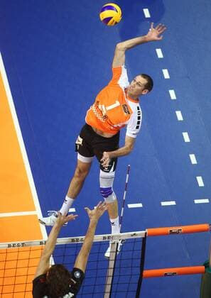 Berlin, Deutschland, 15.11.2014: 1. Volleyball Bundesliga Männer Maenner Saison 2014 2015 - BR Volleys - TSV Herrsching. Scott Joseph Touzinsky (BR Volleys 1) gegen den Block aus Tobias Neumann (TSV Herrsching 9)
