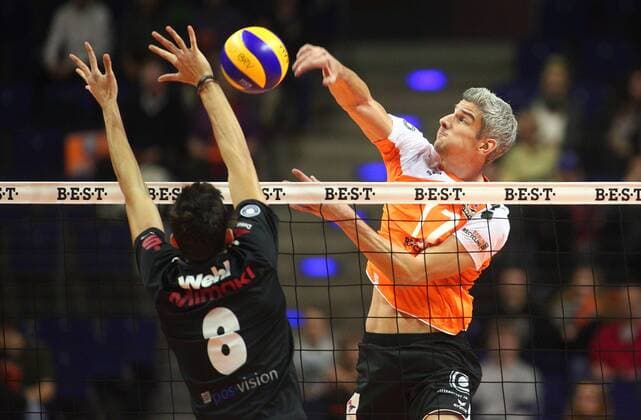 Berlin, Deutschland, 15.11.2014: 1. Volleyball Bundesliga Männer Maenner Saison 2014 2015 - BR Volleys - TSV Herrsching. Rob Bontje (BR Volleys 17) gegen den Block aus Michael Wehl (TSV Herrsching 8)