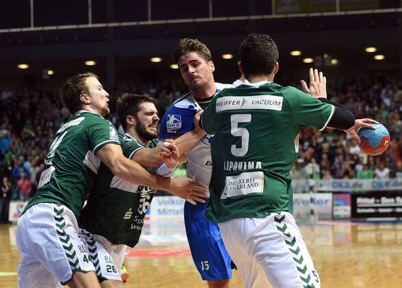 15.11.2014, xjhx, Handball HBL, HSG Wetzlar - Bergischer HC, v.l. Elvars Klesniks (HSG Wetzlar), Tobias Hahn (HSG Wetzlar), Alexander Oelze (Bergischer HC), Vladan Lipovina (HSG Wetzlar)