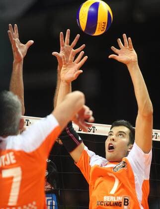 Berlin, Deutschland, 15.11.2014: 1. Volleyball Bundesliga Männer Männer Saison 2014 2015 - BR Volleys - TSV Herrsching. Kawika Shoji (BR Volleys 7) spielt Rob Bontje (BR Volleys 17) zu