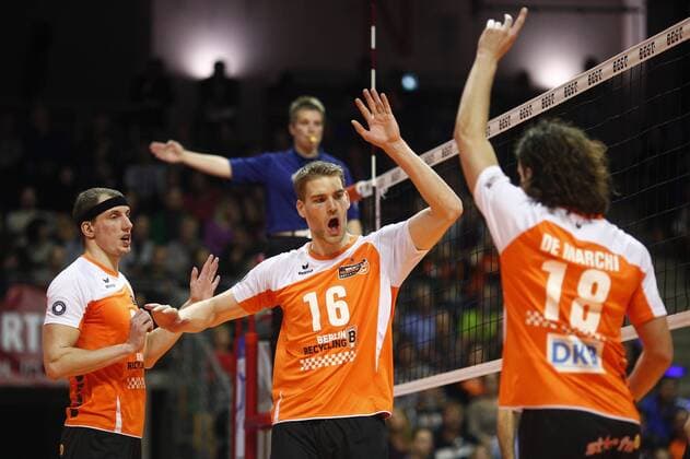 Berlin, Deutschland, 15.11.2014: 1. Volleyball Bundesliga Männer Männer Saison 2014 2015 - BR Volleys - TSV Herrsching. Das Team der BR Volleys jubelt: v.l. Felix Fischer (BR Volleys 6), Christian Dünnes Dünnes (BR Volleys 16), Francesco De Marchi (BR Volleys 18)