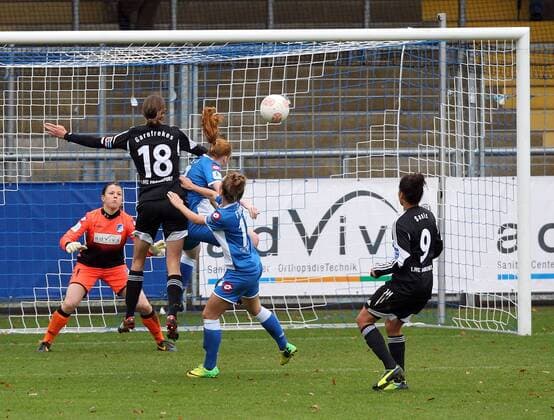 Fussball, Allianz Frauen-Bundesliga, TSG 1899 Hoffenheim - 1. FFC Frankfurt, v.li.: Kerstin Garefrekes (1. FFC Frankfurt) erzielt das Tor zum 1:5, scores the goal, Aktion, Action per Kopfball, header xmrx