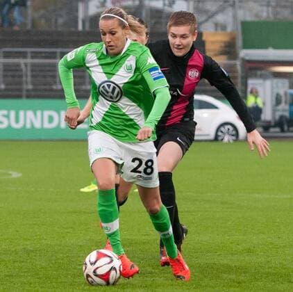 v.li.: Lena Goeßling (VfL Wolfsburg), Isabelle Wolf (SGS Essen 19 68) im Zweikampf, Fussball, Allianz Frauen-Bundesliga, VfL Wolfsburg - SGS Essen 19 68, xobx