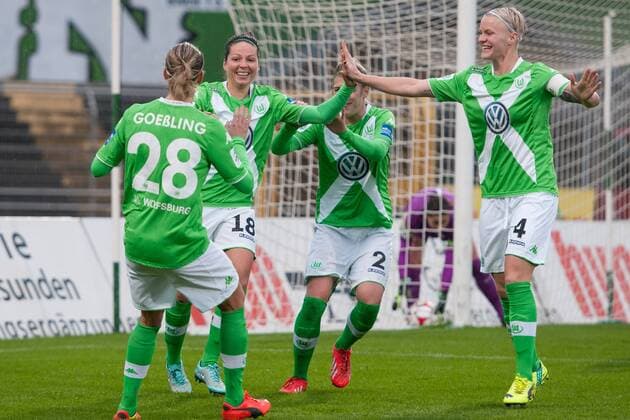 v.li.: Lena Goeßling (VfL Wolfsburg), Vanessa Bernauer (VfL Wolfsburg), Luisa Wensing (VfL Wolfsburg) und Nilla Fischer (VfL Wolfsburg) bejuben das Tor zum 1:0 durch Vanessa Bernauer (VfL Wolfsburg) mit Torjubel, Jubel, Freude über das Tor, Fussball, Allianz Frauen-Bundesliga, VfL Wolfsburg - SGS Essen 19 68, xobx