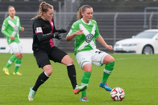 v.li.: Margarita Gidion (SGS Essen 19 68), Noelle Maritz (VfL Wolfsburg) im Zweikampf, Fussball, Allianz Frauen-Bundesliga, VfL Wolfsburg - SGS Essen 19 68, xobx