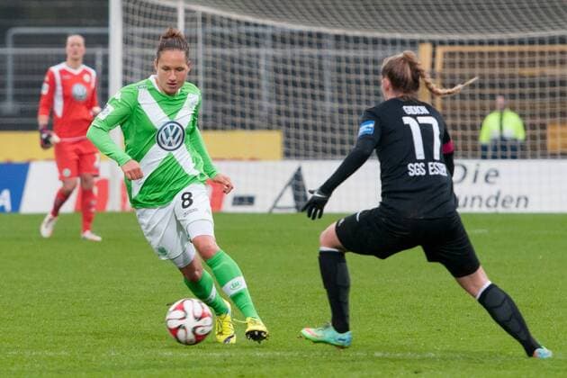v.li.: Babett Peter (VfL Wolfsburg), Margarita Gidion (SGS Essen 19 68) im Zweikampf, Fussball, Allianz Frauen-Bundesliga, VfL Wolfsburg - SGS Essen 19 68, xobx