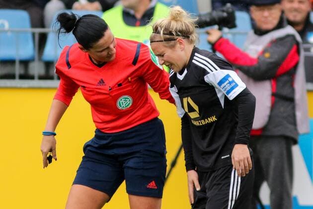 Nadine Westerhoff (Schiedsrichterin) kümmert sich um die verletzte Svenja Huth (1. FFC Frankfurt), mit Schmerzen nach einem Foul, racked with pain, Fussball, Allianz Frauen-Bundesliga, TSG 1899 Hoffenheim - 1. FFC Frankfurt, xozx