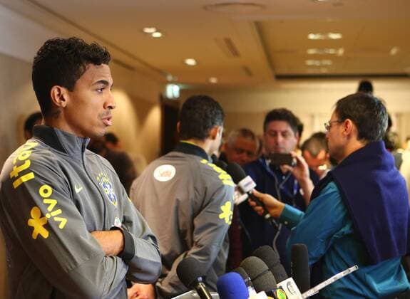 SOCCER - AUT vs BRA, preview VIENNA,AUSTRIA,16.NOV.14 - SOCCER - ÖFB international match, Austria vs Brazil, friendly match, preview, Mixed Zone team BRA. Image shows Luiz Gustavo (BRA) and journalists. 