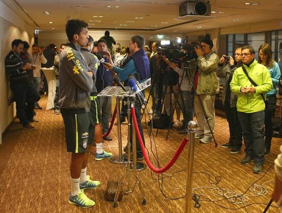 SOCCER - AUT vs BRA, preview VIENNA,AUSTRIA,16.NOV.14 - SOCCER - ÖFB international match, Austria vs Brazil, friendly match, preview, Mixed Zone team BRA. Image shows Luiz Gustavo (BRA) and journalists. 